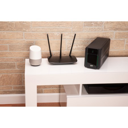 APC Easy UPS zasilacz UPS Technologia line-interactive 0,9 kVA 480 W 4 x gniazdo sieciowe